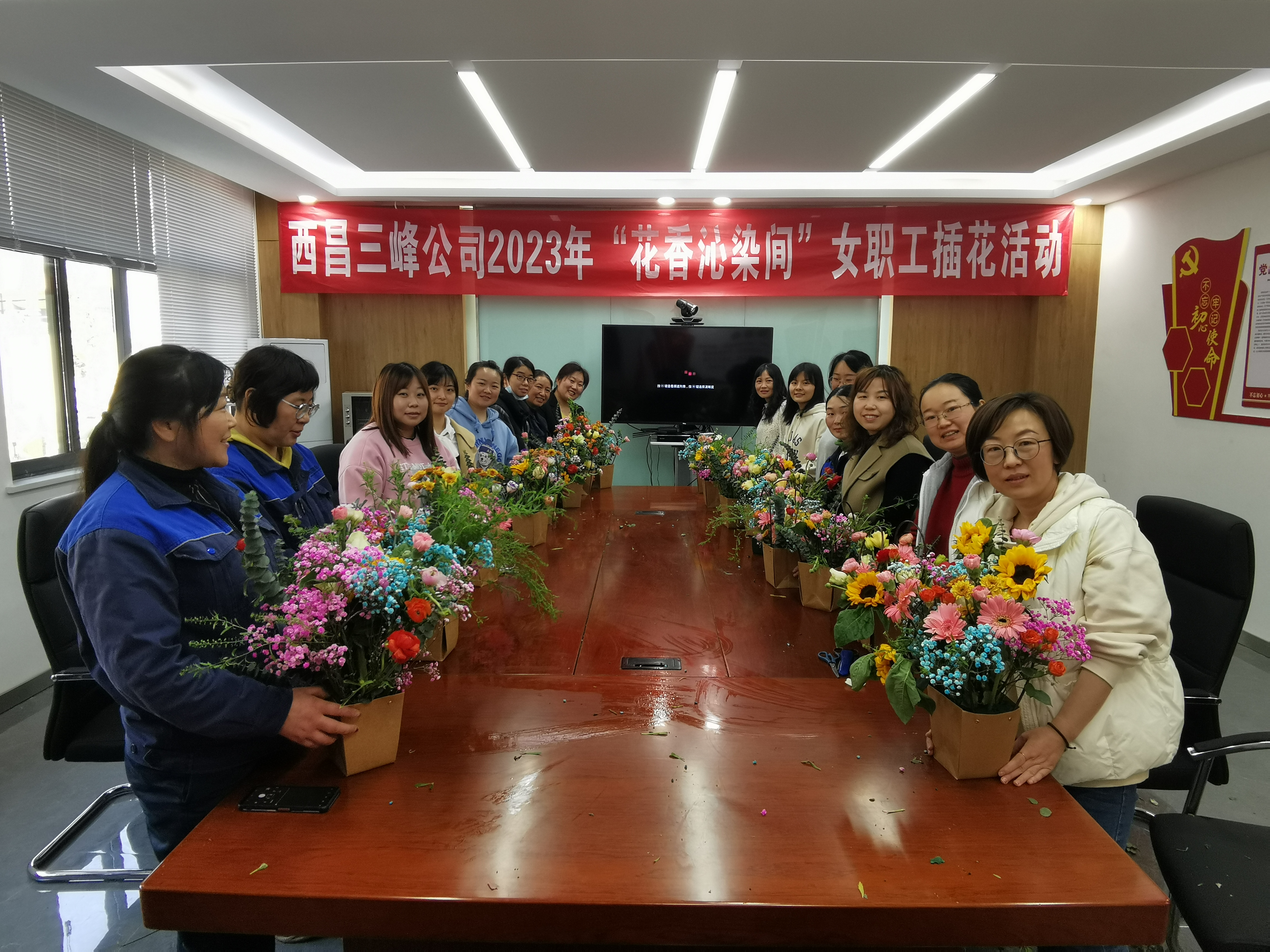 3月7日，四川西昌公司開(kāi)展“花香沁染間”插花活動(dòng)。.jpg